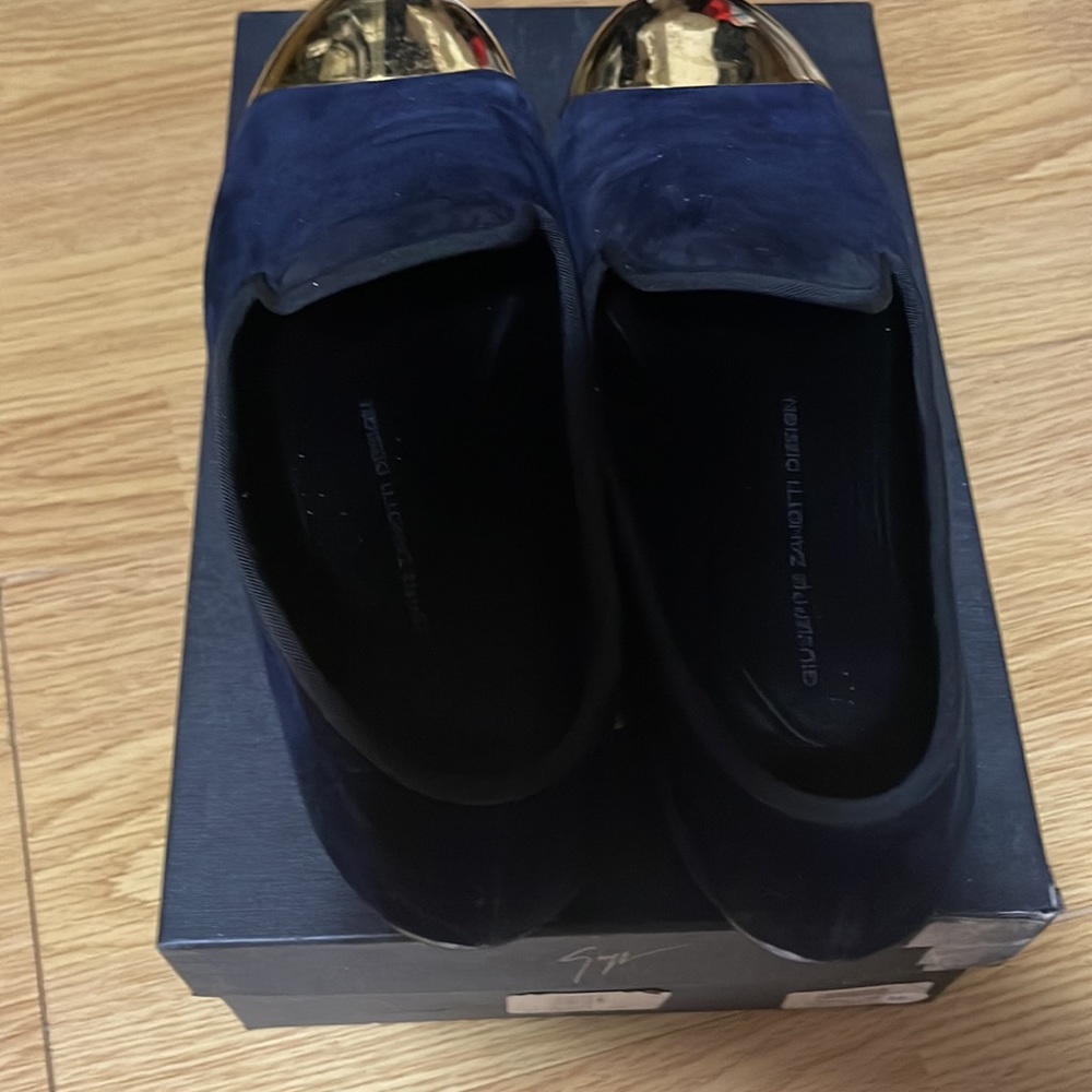 GIUSEPPE ZANOTTI NAVY SUEDE WITH GOLD TIP LOAFERS!
